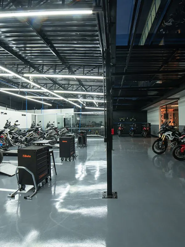 Oficina autorizada Triumph da Marello em Santo André com infraestrutura moderna e motos em manutenção