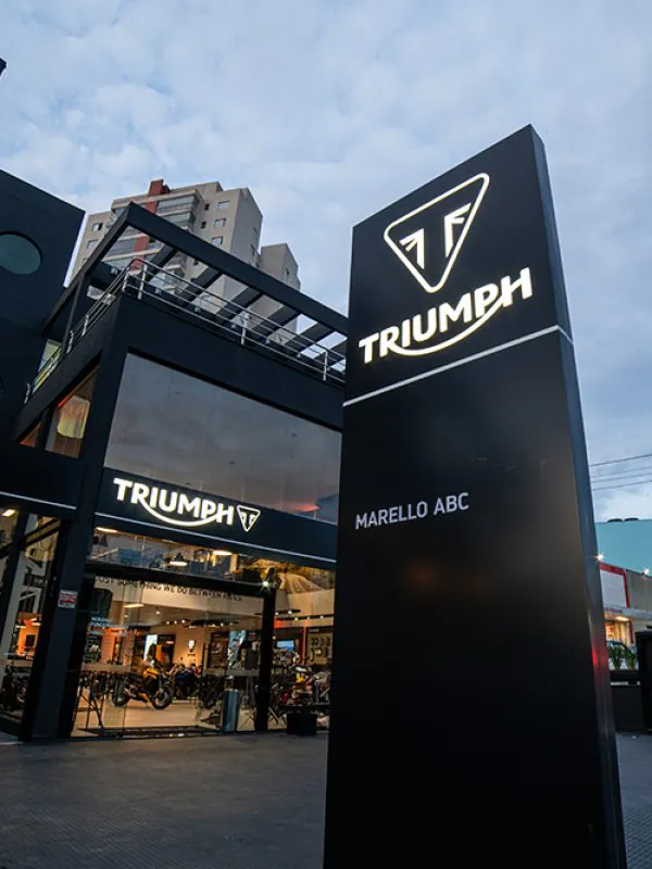 Fachada da Marello Motos com totem Triumph em destaque — concessionária oficial em Santo André